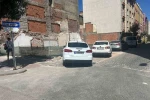 Kaldırım değil adeta park alanı