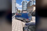 Kaldırım üstüne park eden araç yayaların tepkilerine neden oluyor