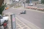 Kaldırıma çarpan motosiklet ve sürücünün yola savrulduğu anlar kameraya yansıdı: 1 yaralı