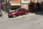 Kaldırıma park eden sürücüye apartman yöneticisinden notlu uyarı