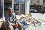 Kaldırımda satışa çıkardığı tarım aletlerini hayırsever iş insanı satın aldı
