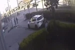 Kaldırımda yürüyen yayanın otomobilin altında kaldığı anın görüntüsü ortaya çıktı