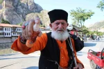 Kalpaklı asırlık çınar Amasya’nın son esansçısı