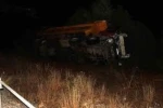 Kamyon bariyerlere çarpıp şarampole devrildi: 2 ölü, 1 yaralı