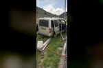 Kamyonet bariyerlere çarptı: 5 yaralı