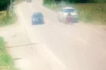 Kamyonet ile motosiklet böyle çarpıştı: 1 ağır yaralı