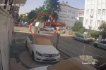 Kamyonet ile otomobil kavşakta çarpıştı, vatandaşlar ’sürekli kaza oluyor’ diyerek önlem alınmasını istedi