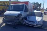 Kamyonet ile otomobilin çarpışma anı kamerada: 2 yaralı