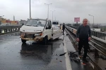 Kamyonet kazasında etilen tüpler yola saçıldı