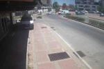 Kamyonete çarpmamak için fren yaptı, devrilen motosikletiyle sürüklenip yaralandı