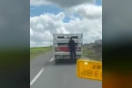 Kamyonete tutunarak kilometrelerce yol aldı