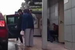 Kamyonetin altında kaldılar, yürüyerek taburcu oldular
