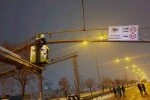 Kamyonun çarptığı trafik levhası itfaiye ekiplerince düzeltildi 
