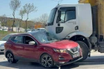 Kamyonun sürüklediği otomobilden burunları bile kanamadan çıktılar