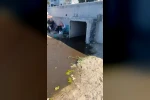 Kanalizasyon suyu sahilde vatandaşların üzerine aktı