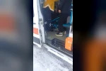 Kar engeline takılan ambulansa karayolları ekipleri yetişti