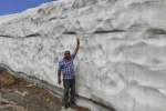 Kar kalınlığının 5 metreyi bulduğu Mereto Dağı’na bahar yeni geldi