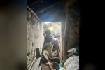 Kar nedeniyle ev ve ahır çöktü