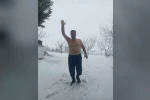 Kar sevinciyle üstsüz dışarı çıktı