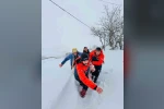 Kar, tipi, soğuk dinlemedi, AFAD 400 metre sırtında taşıdı