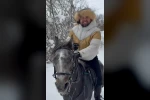 Kar üstünde dört nala at şovu