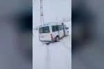 Kar yağışı nedeniyle yolda kalan öğrenci servisinin imdadına İl Özel İdaresi ekipleri yetişti