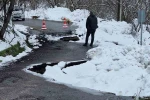 Kar yağışı sonrası mahalle yolu heyelana teslim oldu