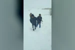 Kar yağışı yolları kapattı, kırsalda yaşayanlar temel ihtiyaçlarını karşılamak için kilometrelerce yol yürüdü