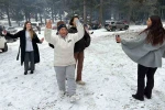 Kar yağışını göbek atarak kutladılar