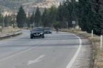 Kara yoluna çıkan eşek trafiği tehlikeye düşürdü