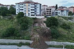 Karabük’te heyelan tehlikesi: Toprak kütlesi yola indi