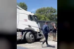 Karacabey’de ön lastiği patlayan tır refüje girdi