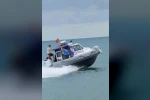 Karadeniz’in hırçın dalgaları arasında mahsur kalan yüzücüyü deniz polisi kurtardı