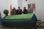 Karadona Hamza Bey’in türbesine Sakal-ı Şerif hediye edildi