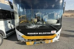 Karaman'da halk otobüsü ile okul servisi çarpıştı: 2 yaralı