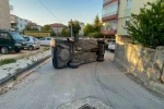 Karaman'da kaldırıma çarpan otomobil yan yattı