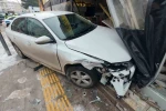 Karaman’da 3 kişinin yaralandığı kazada otomobil iş yerine daldı