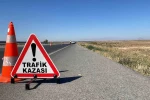 Karaman’da bariyerlere çarpan otomobildeki 3 kişilik aile ölümden döndü