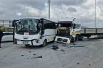 Karaman’da işçi servisi ile tır çarpıştı: 12 yaralı