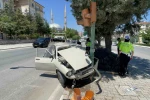 Karaman’da otomobil trafik lambasına çarptı: 1 yaralı