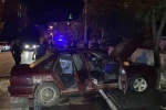Karaman’da park halindeyken hareket eden otomobil, ağaca çarparak yandı