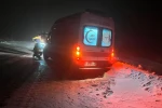 Karaman’da sağlık ekibi kar yağışı ve tipiye rağmen diyaliz hastası kadını hastaneye ulaştırdı