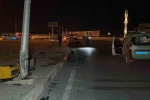 Karaman’da ticari taksi aydınlatma direğine çarptı