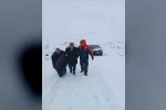 Karaman’da yolda kalan iki araçtaki 4 kişi kurtarıldı