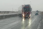 Karapınar'da şiddetli rüzgar ve sağanak sürücülere zor anlar yaşattı