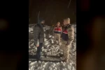 Karda mahsur kalan vatandaşı jandarma kurtardı