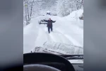 Kardan kapanan köy yolu açılınca oynadı