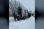 Kardan kapanan yolda hastaneye yetişemeden ambulansta doğum yaptı