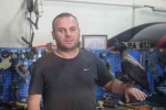 Karga ile tamircinin sıradışı dostluğu...Tamirhanede birlikte çalışıyorlar