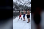 Karların arasından buz gibi nehre: Tunceli’de 3 arkadaş soğuğa meydan okudu